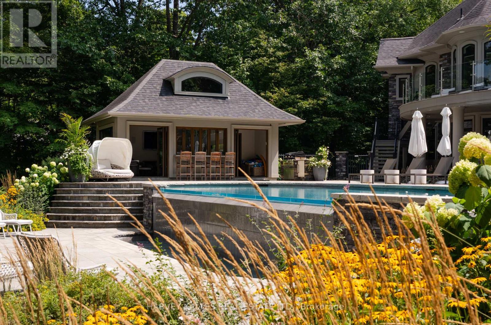 1562 Ladywood Way, Innisfil, Ontario  L9S 2T7 - Photo 9 - N12368768