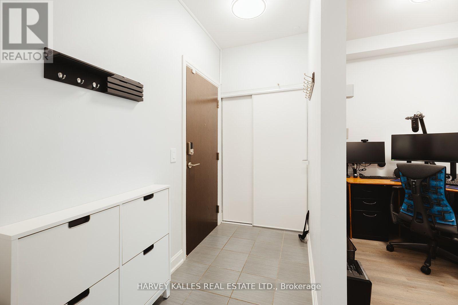 227 - 216 Oak Park Boulevard, Oakville, Ontario  L6H 0K3 - Photo 2 - W12382298