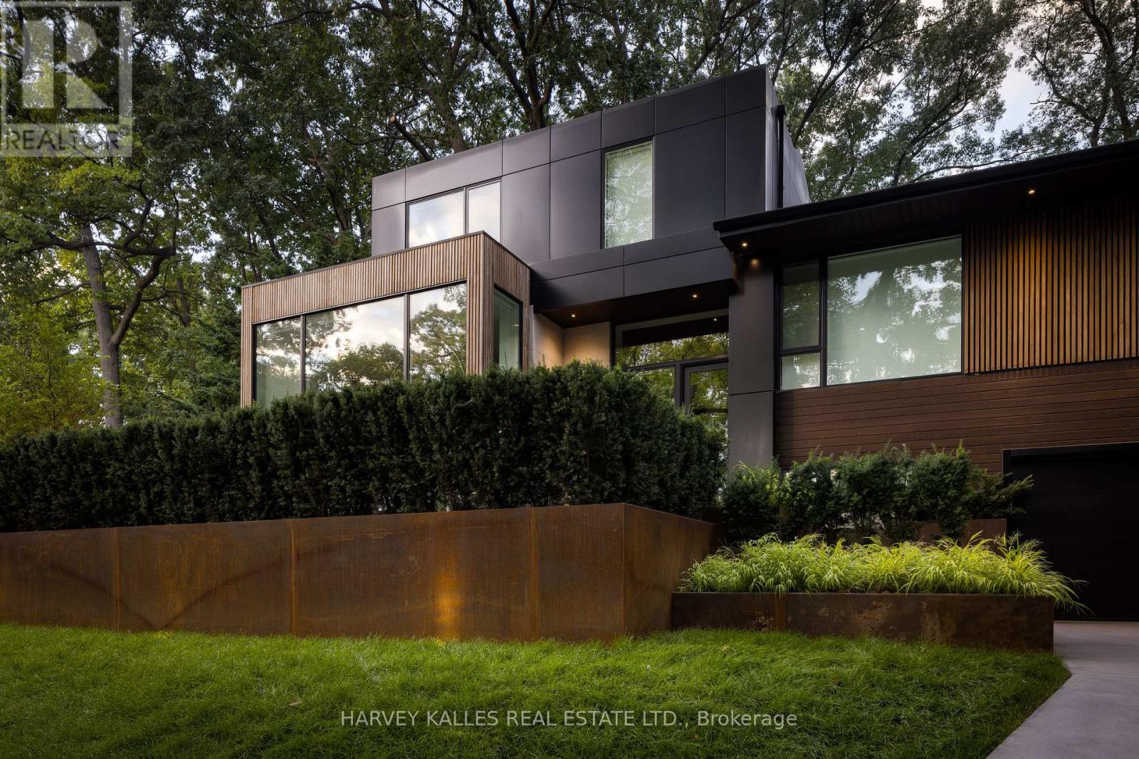 30 Edenbrook Hill, Toronto, Ontario M9A 3Z6 - Photo 2 - W12405349