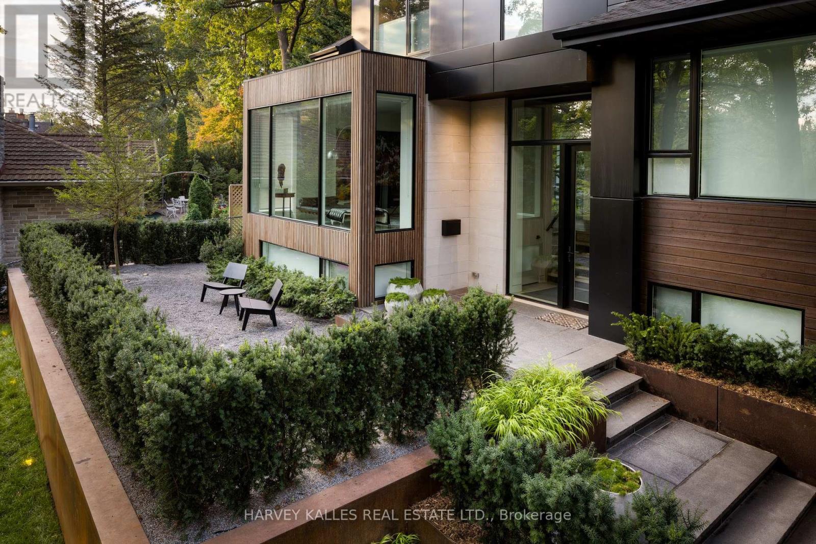 30 Edenbrook Hill, Toronto, Ontario M9A 3Z6 - Photo 4 - W12405349