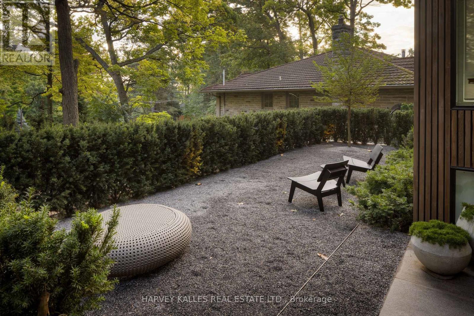 30 Edenbrook Hill, Toronto, Ontario M9A 3Z6 - Photo 5 - W12405349