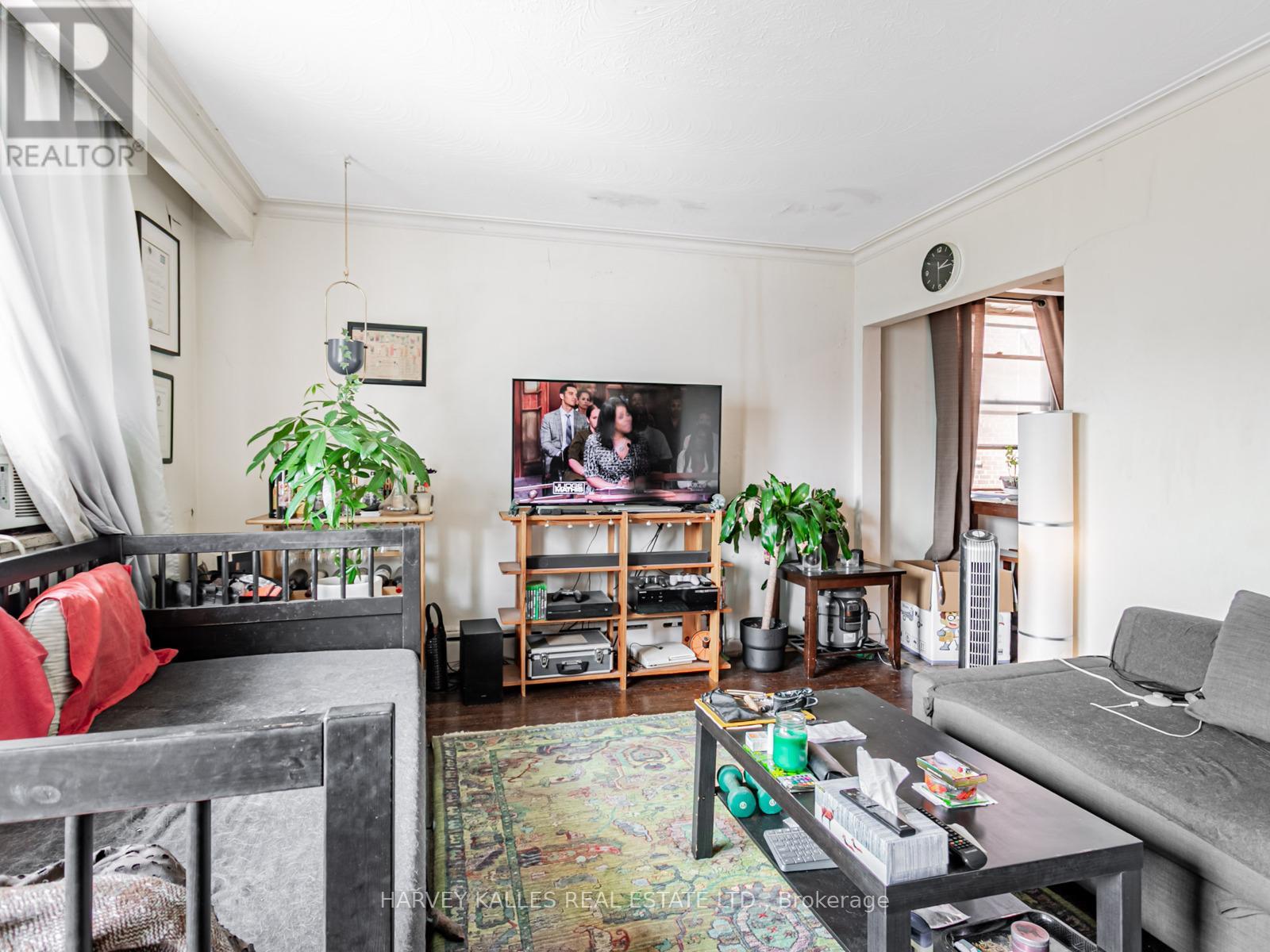 25 Windermere Avenue, Toronto, Ontario M6S 3J3 - Photo 4 - W12429049