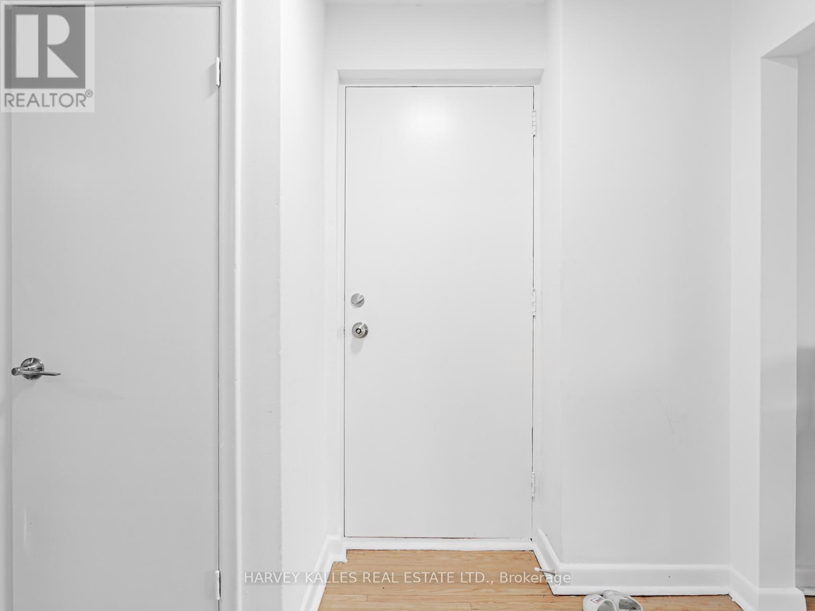 25 Windermere Avenue, Toronto, Ontario M6S 3J3 - Photo 7 - W12429049