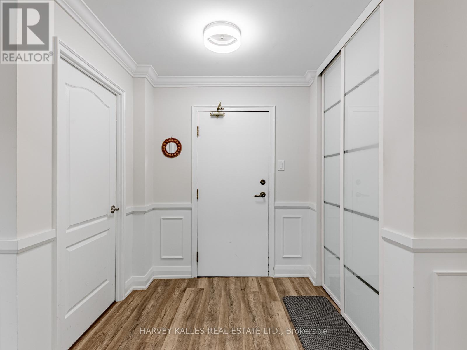 211 - 7 Townsgate Drive, Vaughan, Ontario L4J 7Z9 - Photo 3 - N12431704