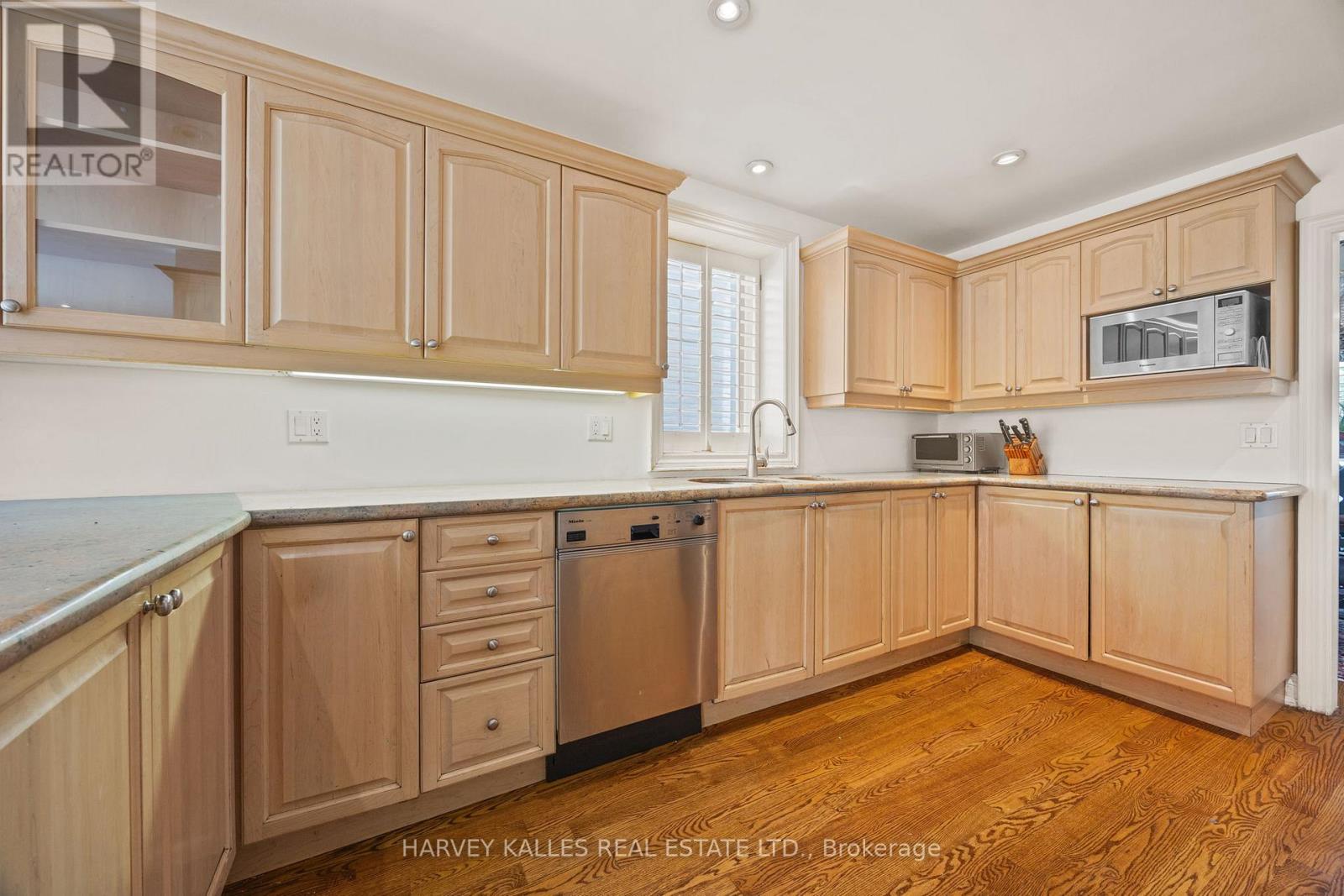 26 Forest Ridge Drive, Toronto, Ontario  M6B 1H3 - Photo 10 - C12438515