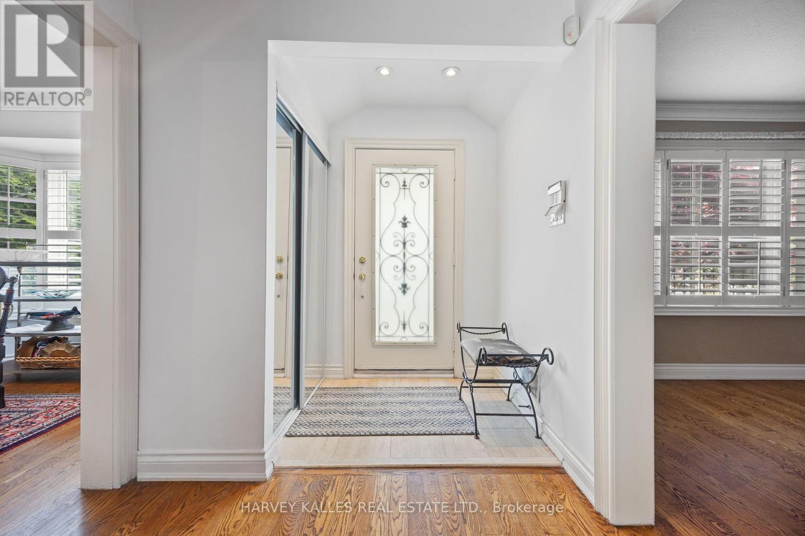 26 Forest Ridge Drive, Toronto, Ontario  M6B 1H3 - Photo 3 - C12438515