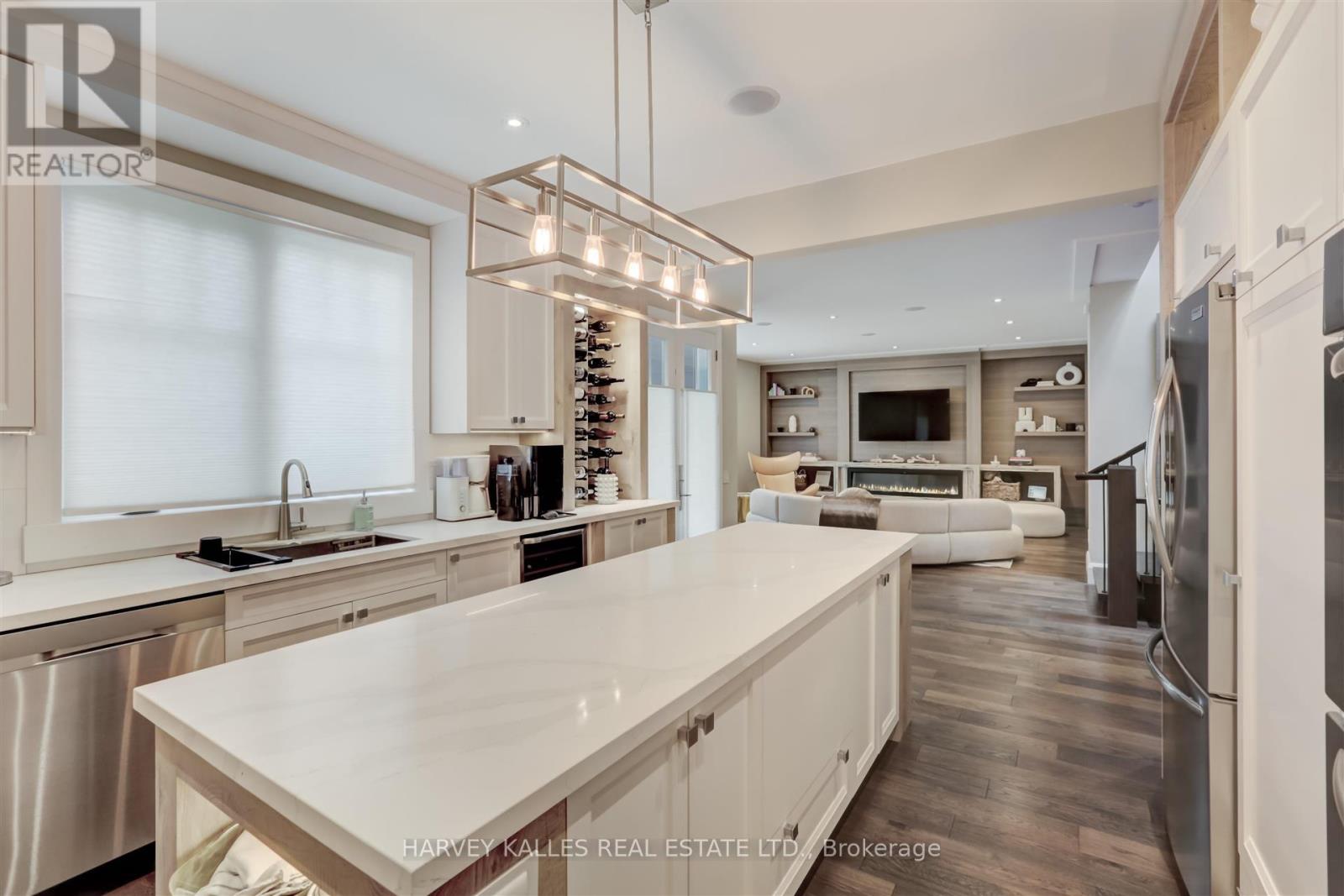 366 Galt Avenue, Oakville, Ontario L6J 3P3 - Photo 10 - W12478023