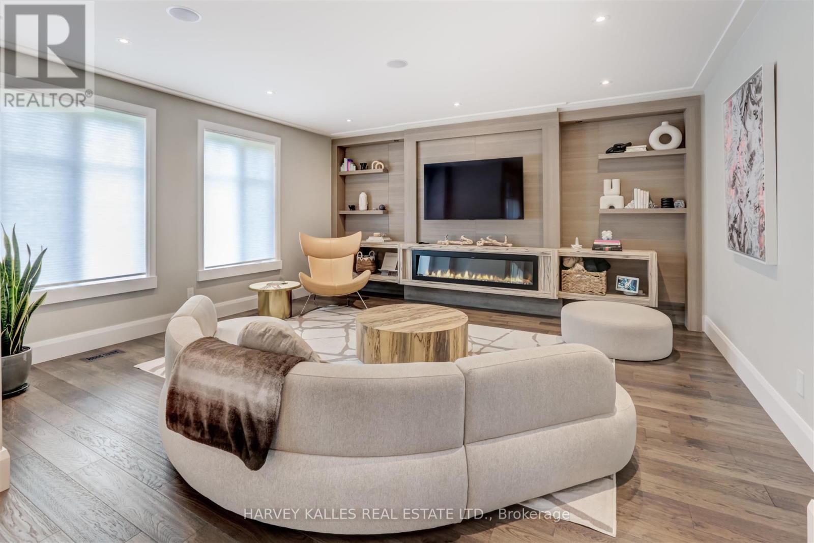 366 Galt Avenue, Oakville, Ontario L6J 3P3 - Photo 12 - W12478023