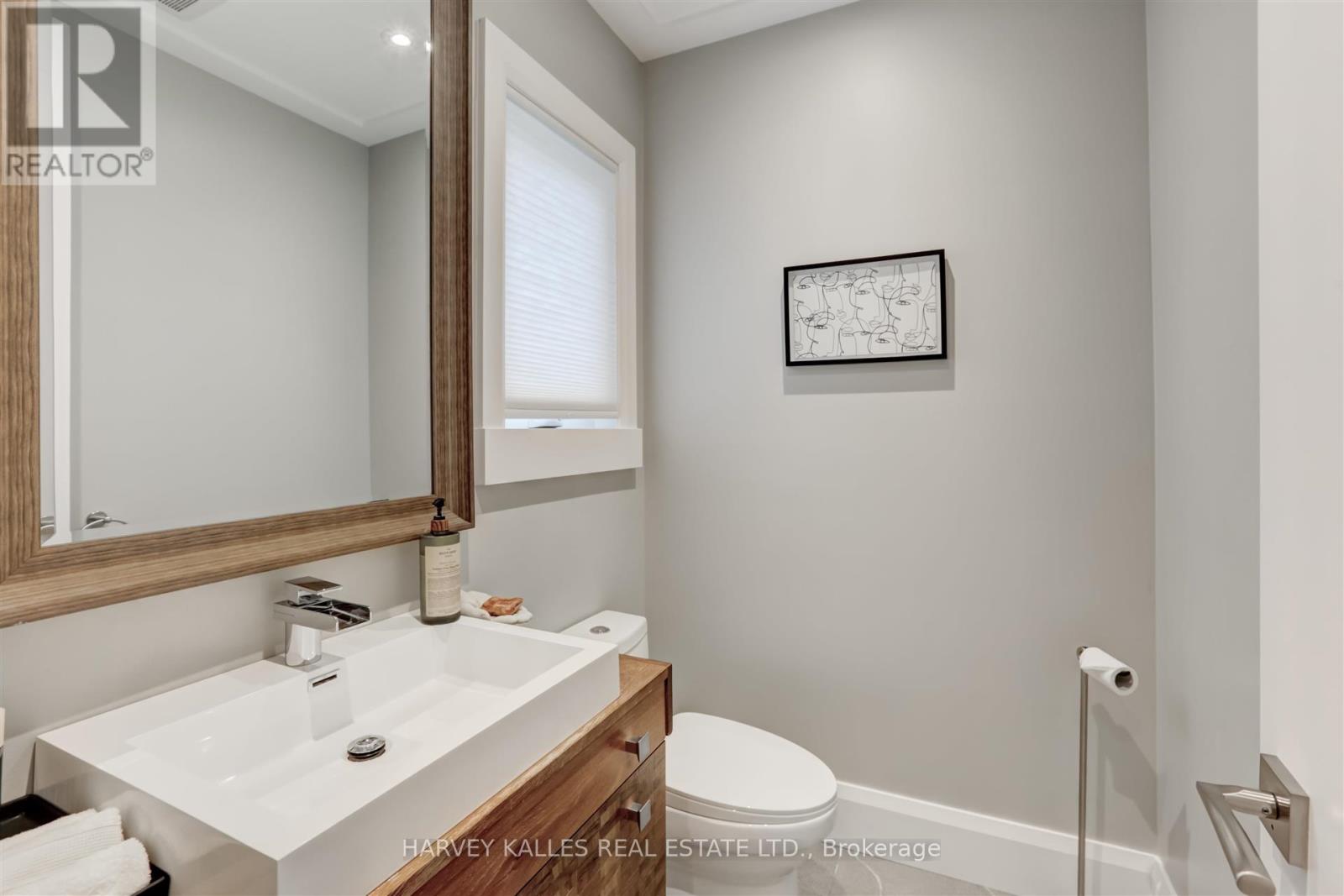 366 Galt Avenue, Oakville, Ontario L6J 3P3 - Photo 13 - W12478023