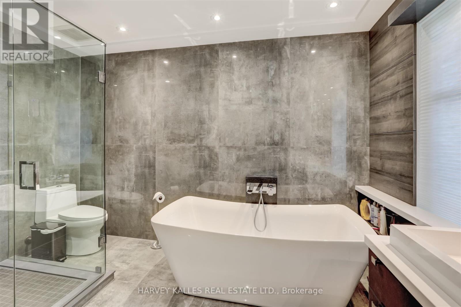 366 Galt Avenue, Oakville, Ontario L6J 3P3 - Photo 17 - W12478023