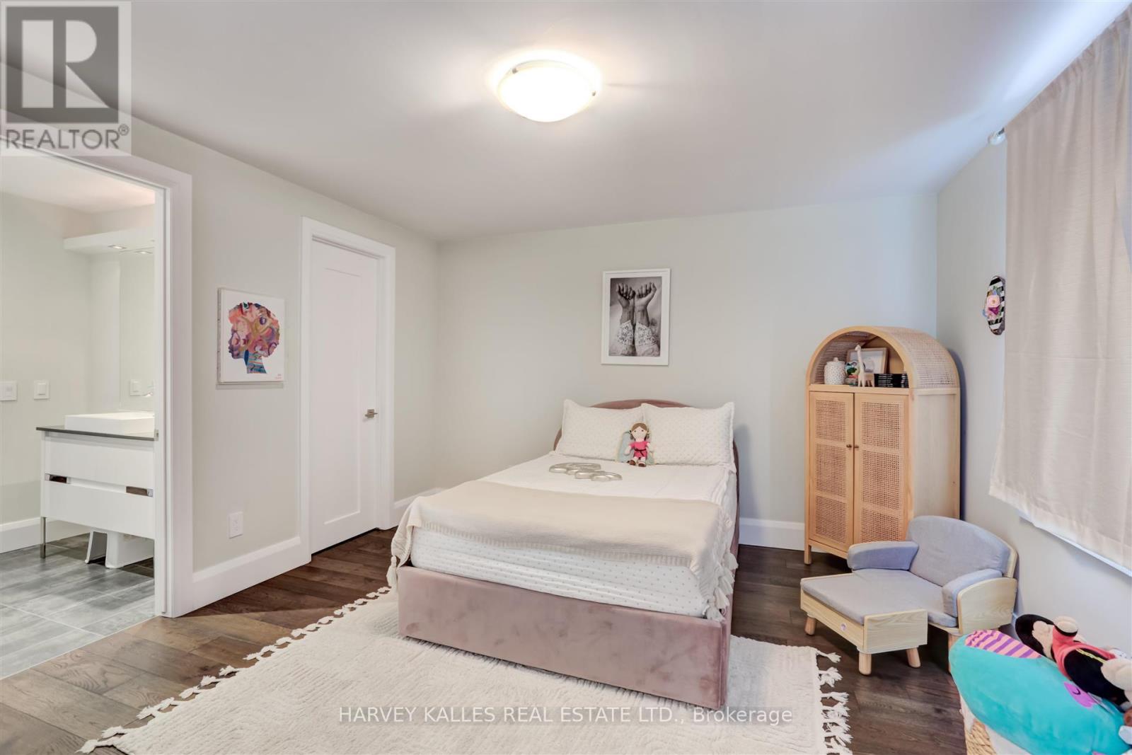 366 Galt Avenue, Oakville, Ontario L6J 3P3 - Photo 20 - W12478023