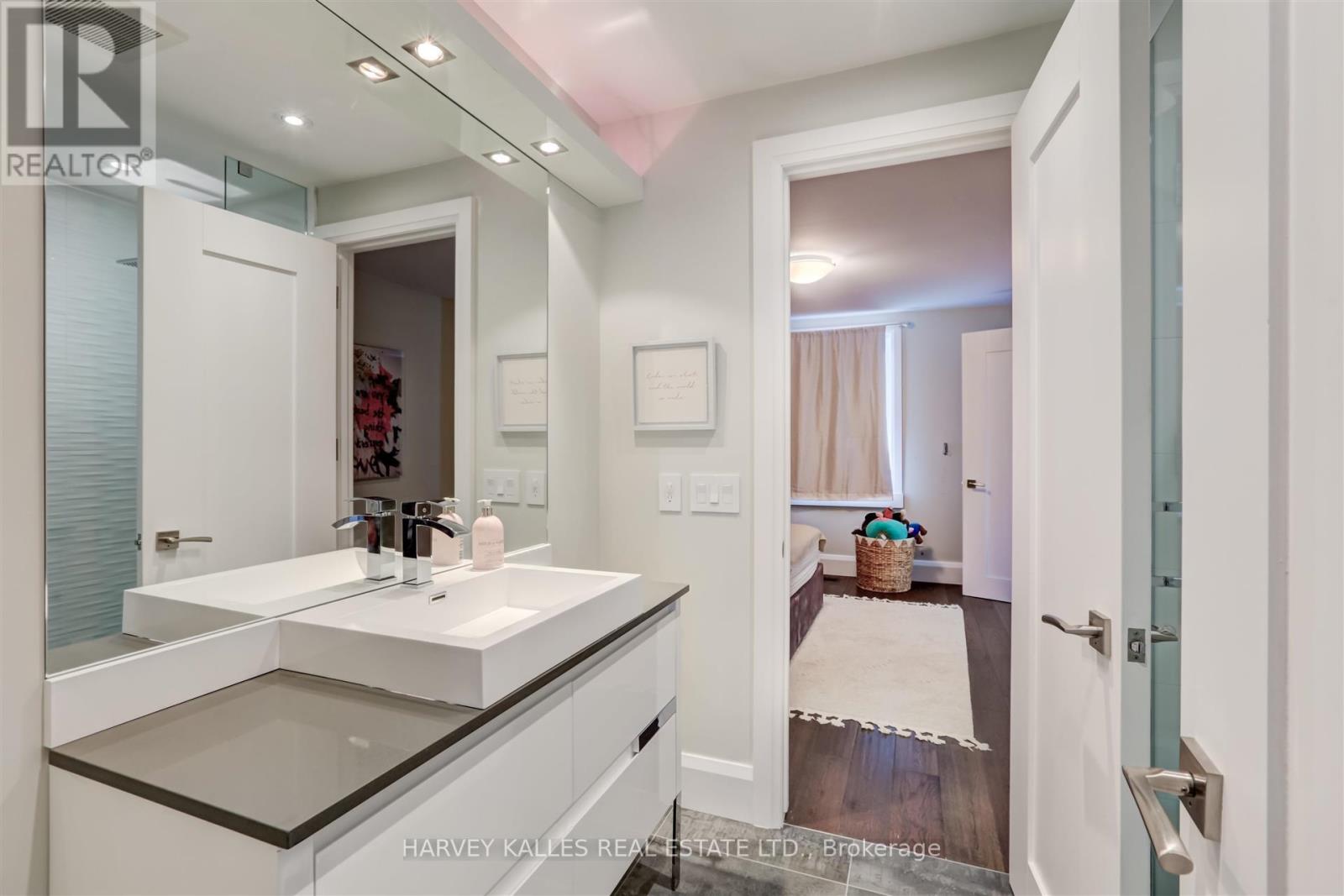 366 Galt Avenue, Oakville, Ontario L6J 3P3 - Photo 22 - W12478023