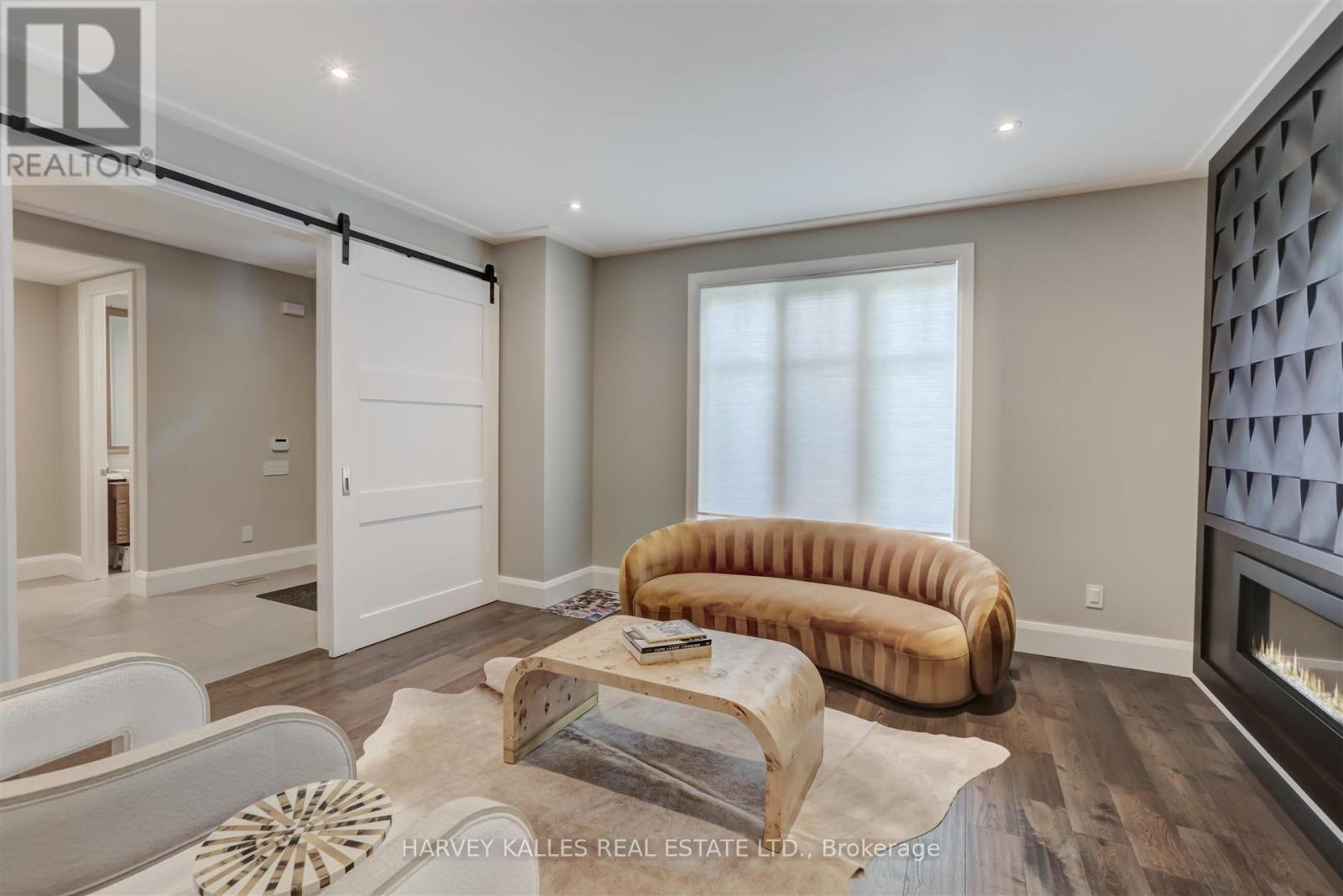 366 Galt Avenue, Oakville, Ontario L6J 3P3 - Photo 5 - W12478023