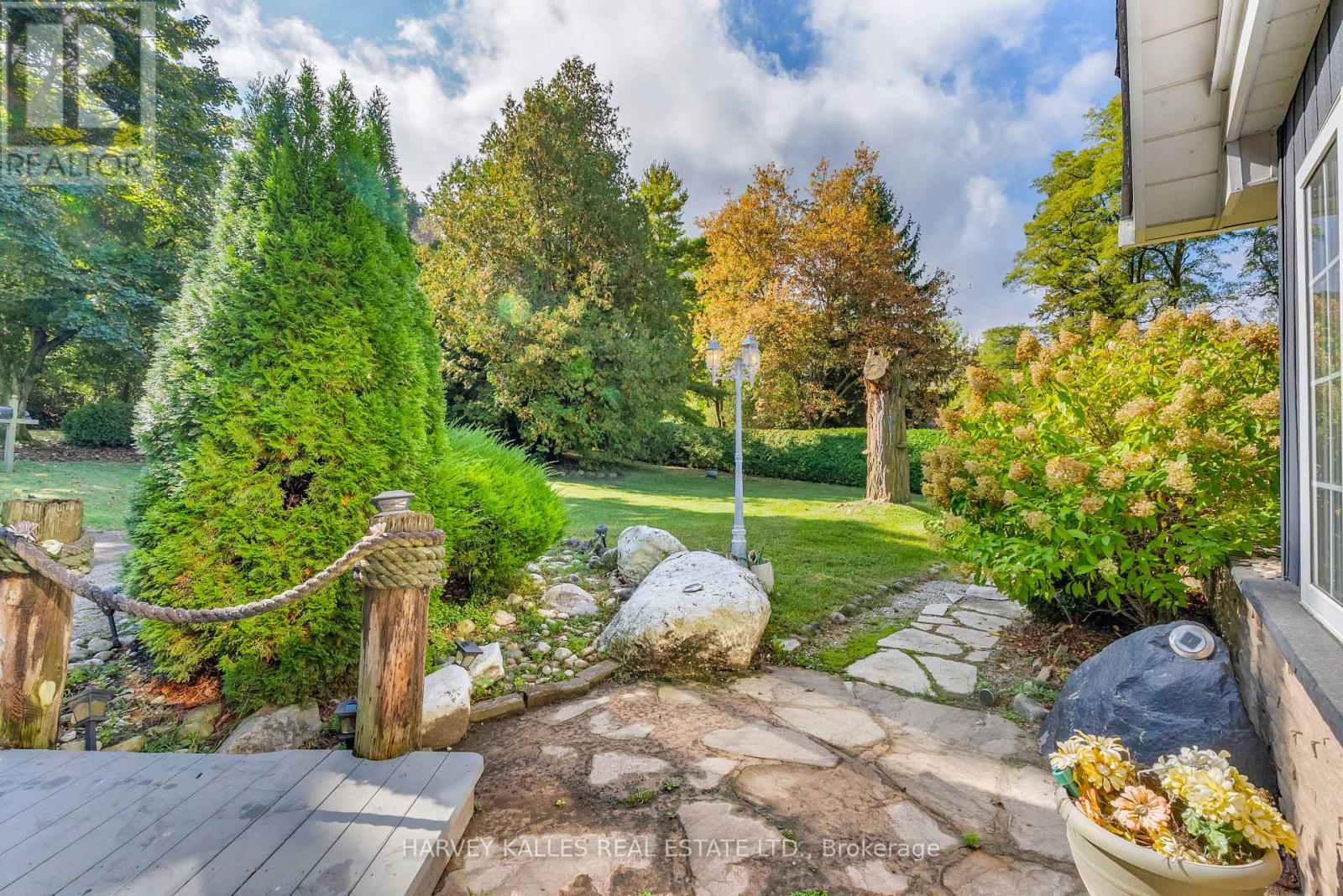 8 Oak Drive, Puslinch, Ontario N0B 2J0 - Photo 11 - X12478056