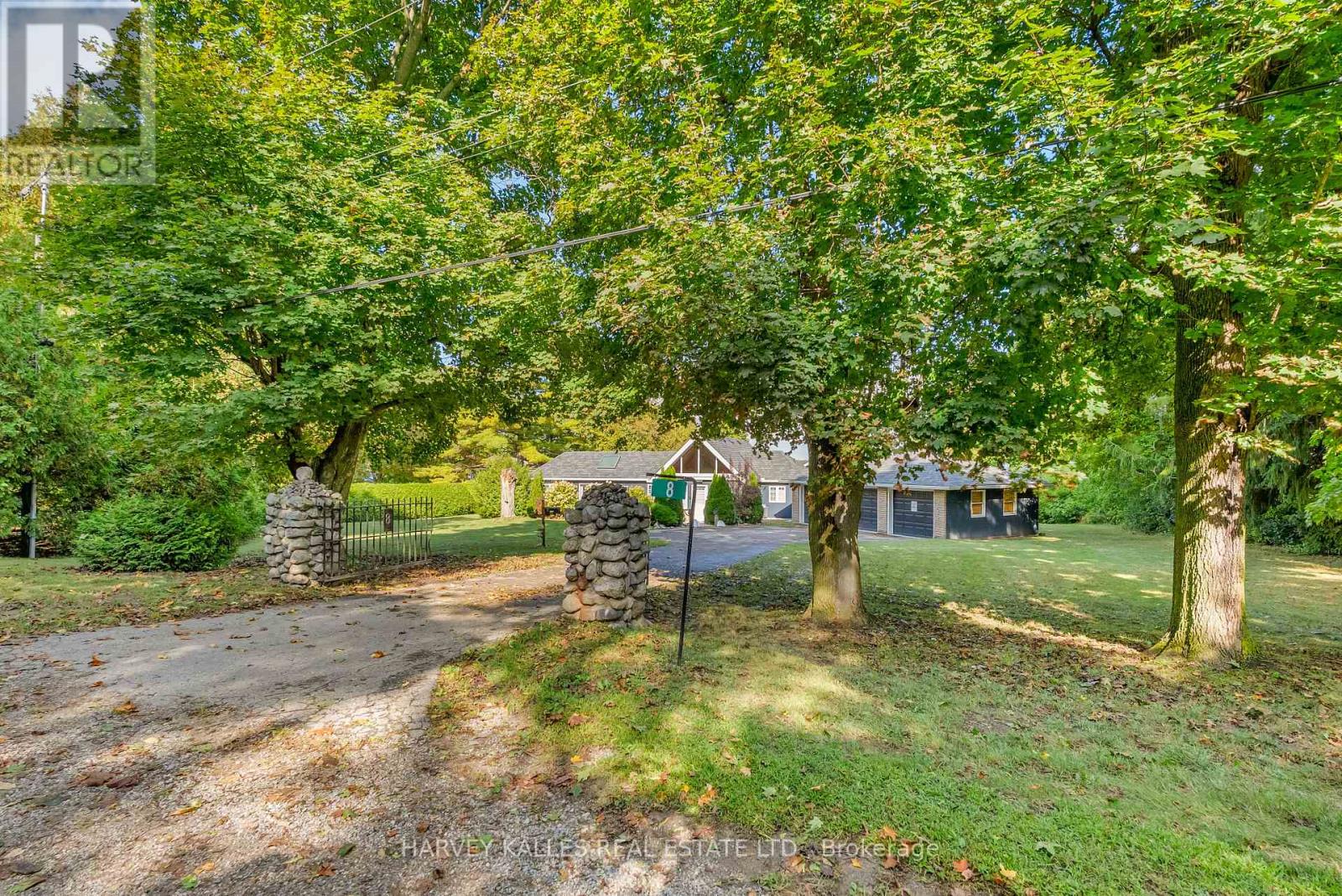 8 Oak Drive, Puslinch, Ontario N0B 2J0 - Photo 2 - X12478056