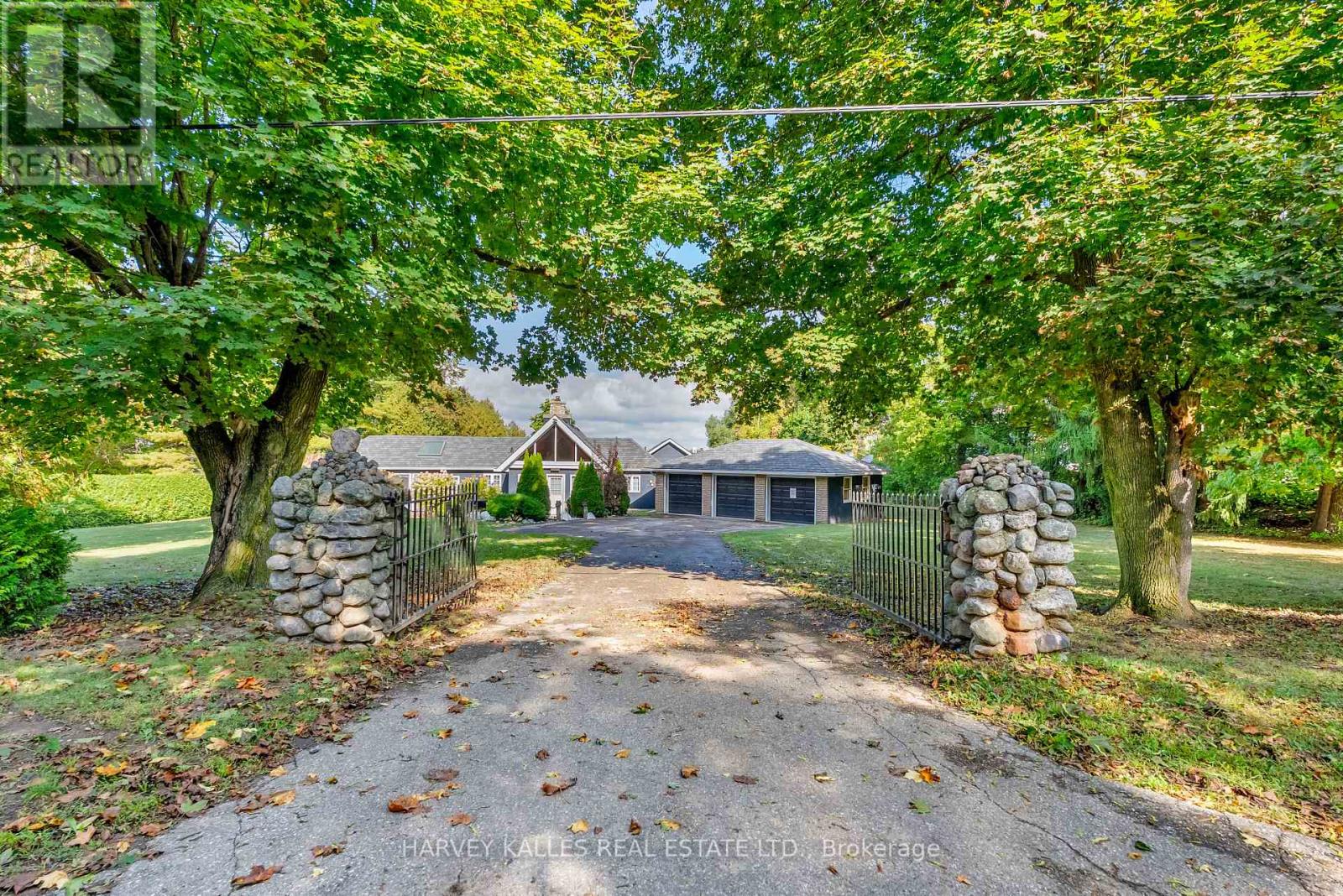 8 Oak Drive, Puslinch, Ontario N0B 2J0 - Photo 3 - X12478056