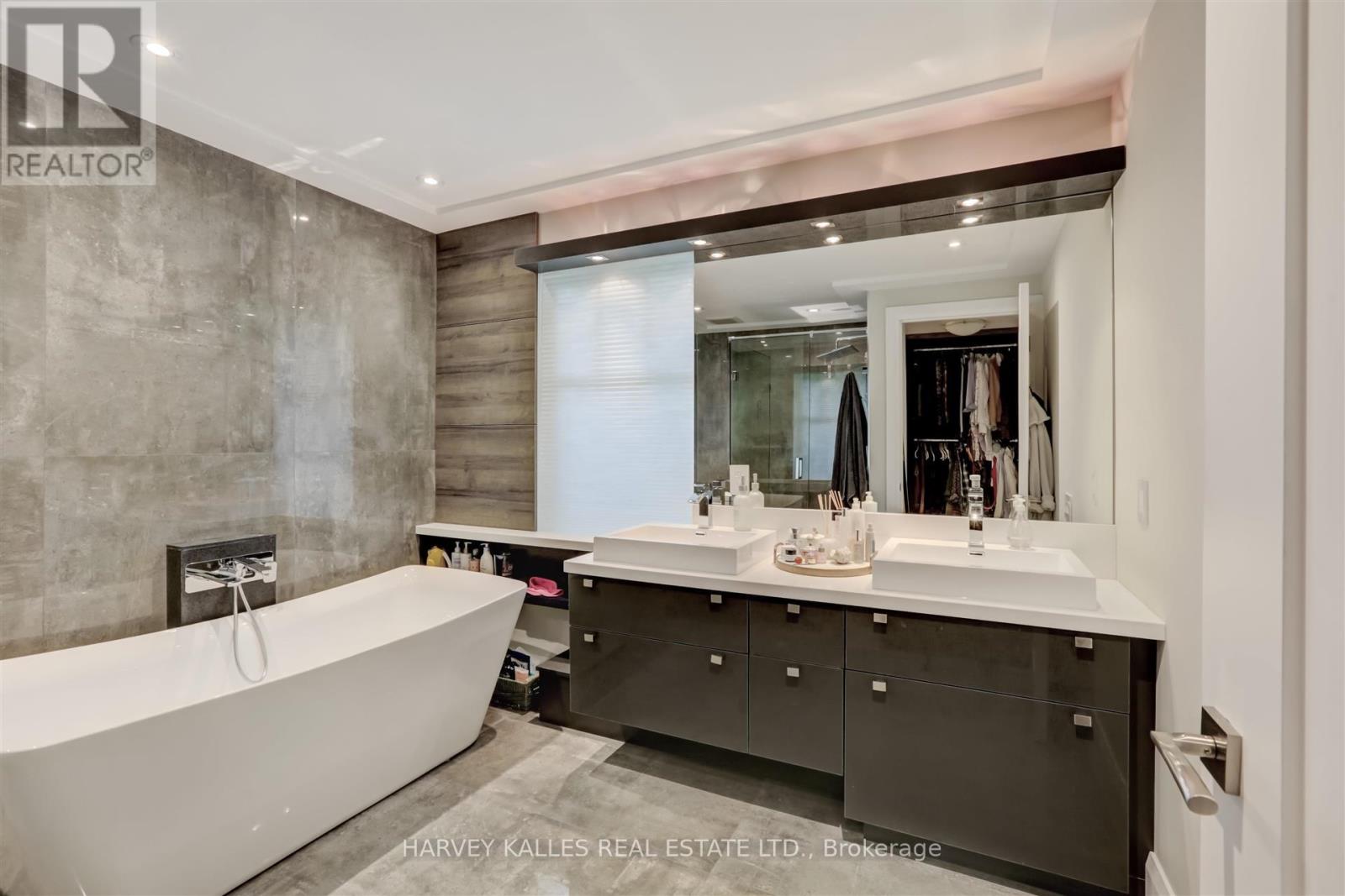 366 Galt Avenue, Oakville, Ontario L6J 3P3 - Photo 16 - W12478474