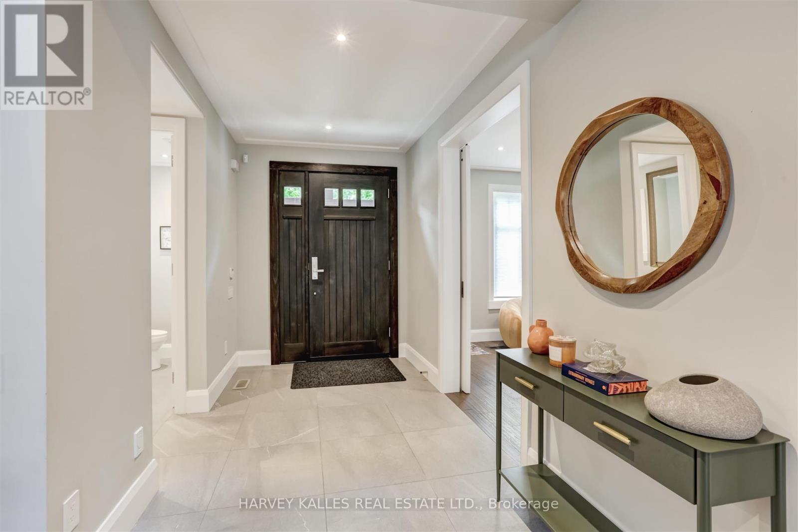 366 Galt Avenue, Oakville, Ontario L6J 3P3 - Photo 3 - W12478474