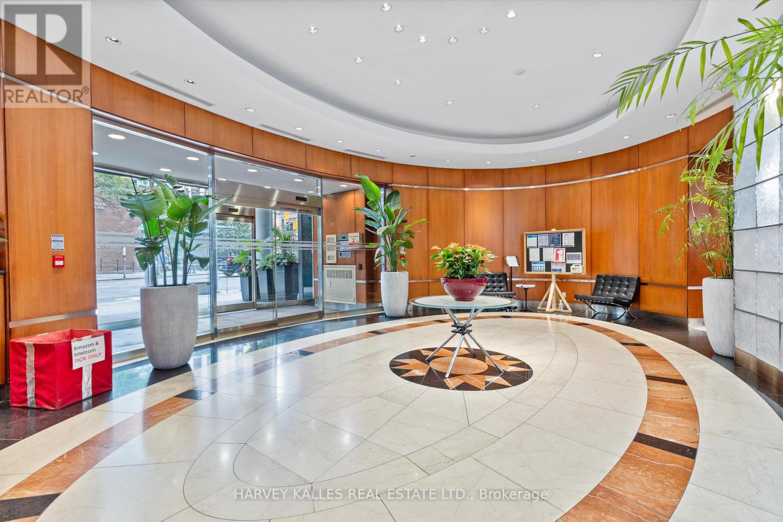 1205 - 1121 Bay Street, Toronto, Ontario  M5S 2B3 - Photo 4 - C12483266