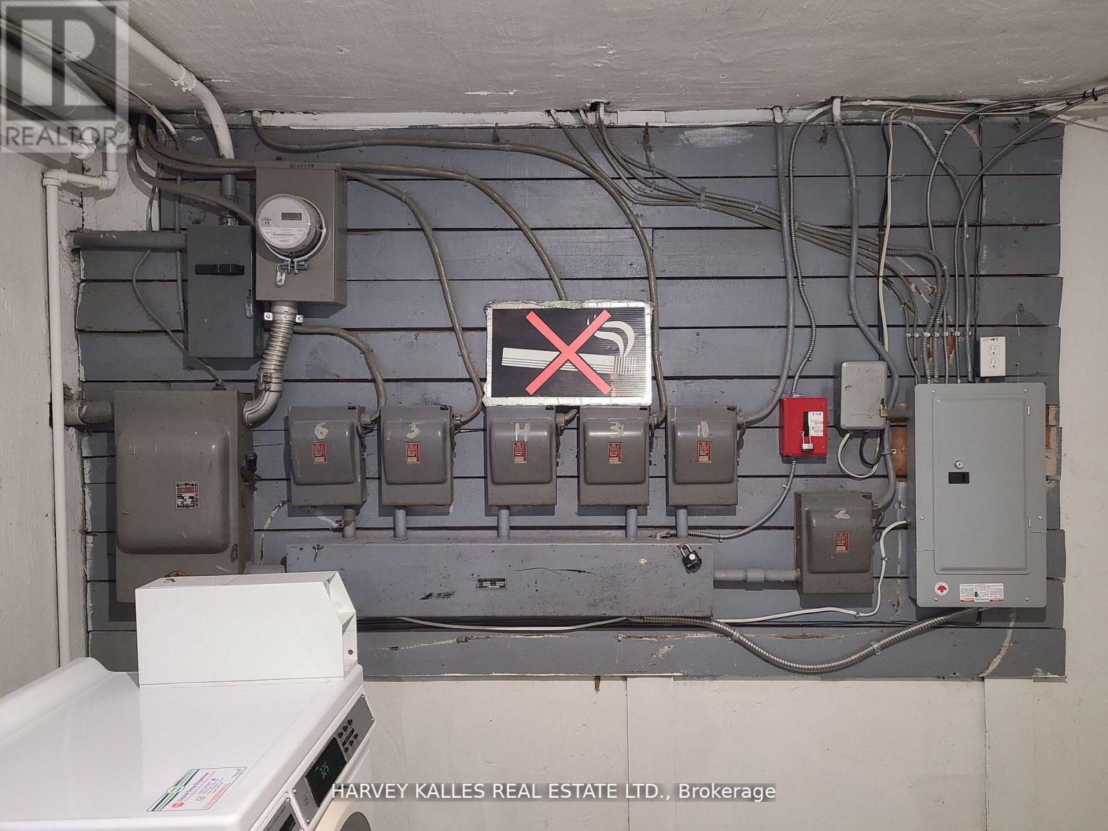 90 Trethewey Drive, Toronto, Ontario  M6M 4B4 - Photo 18 - W12501744