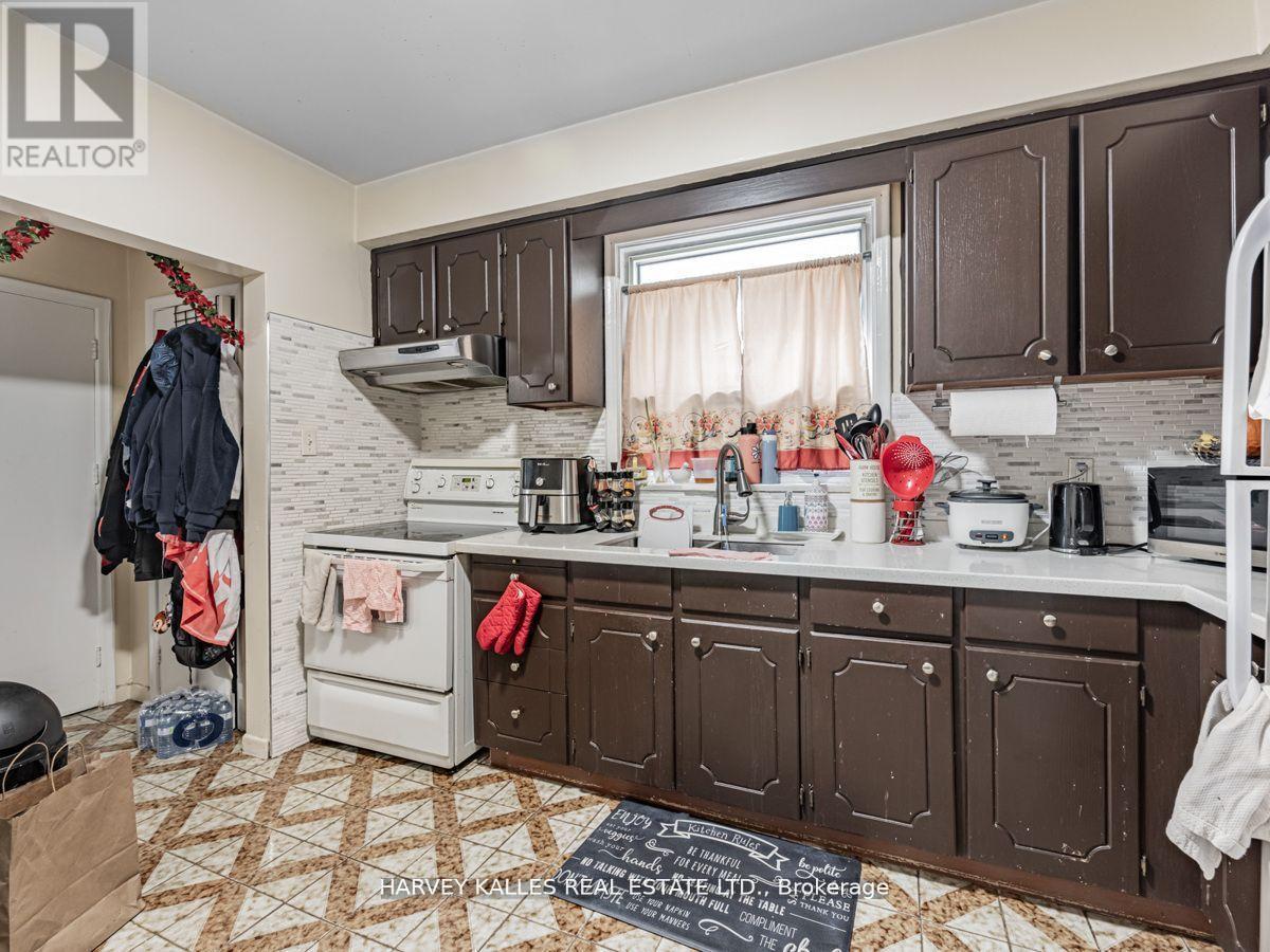 6 Carrington Avenue, Toronto, Ontario  M6E 2C3 - Photo 10 - W12513536