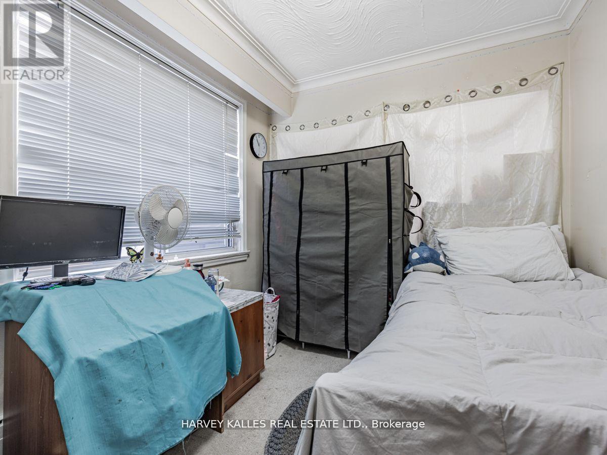 6 Carrington Avenue, Toronto, Ontario  M6E 2C3 - Photo 11 - W12513536