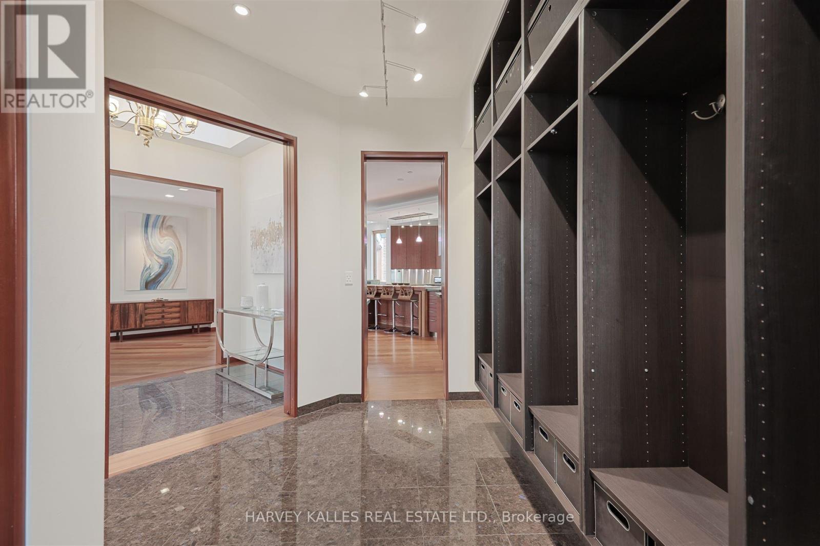 89 Kingsway Crescent, Toronto, Ontario  M8X 2R8 - Photo 5 - W12515228