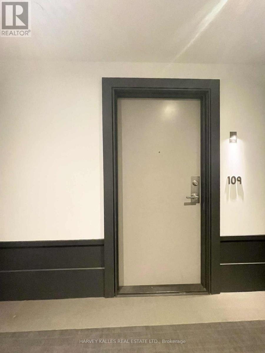 109 - 10 Concord Place, Grimsby, Ontario L3M 0G6 - Photo 4 - X12523926