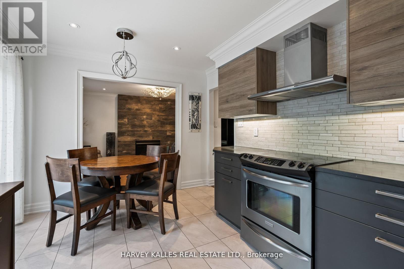 1268 Cermel Drive W, Mississauga, Ontario L5H 3V4 - Photo 11 - W12536360