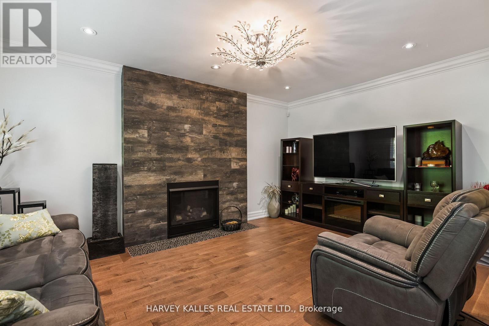 1268 Cermel Drive W, Mississauga, Ontario L5H 3V4 - Photo 13 - W12536360