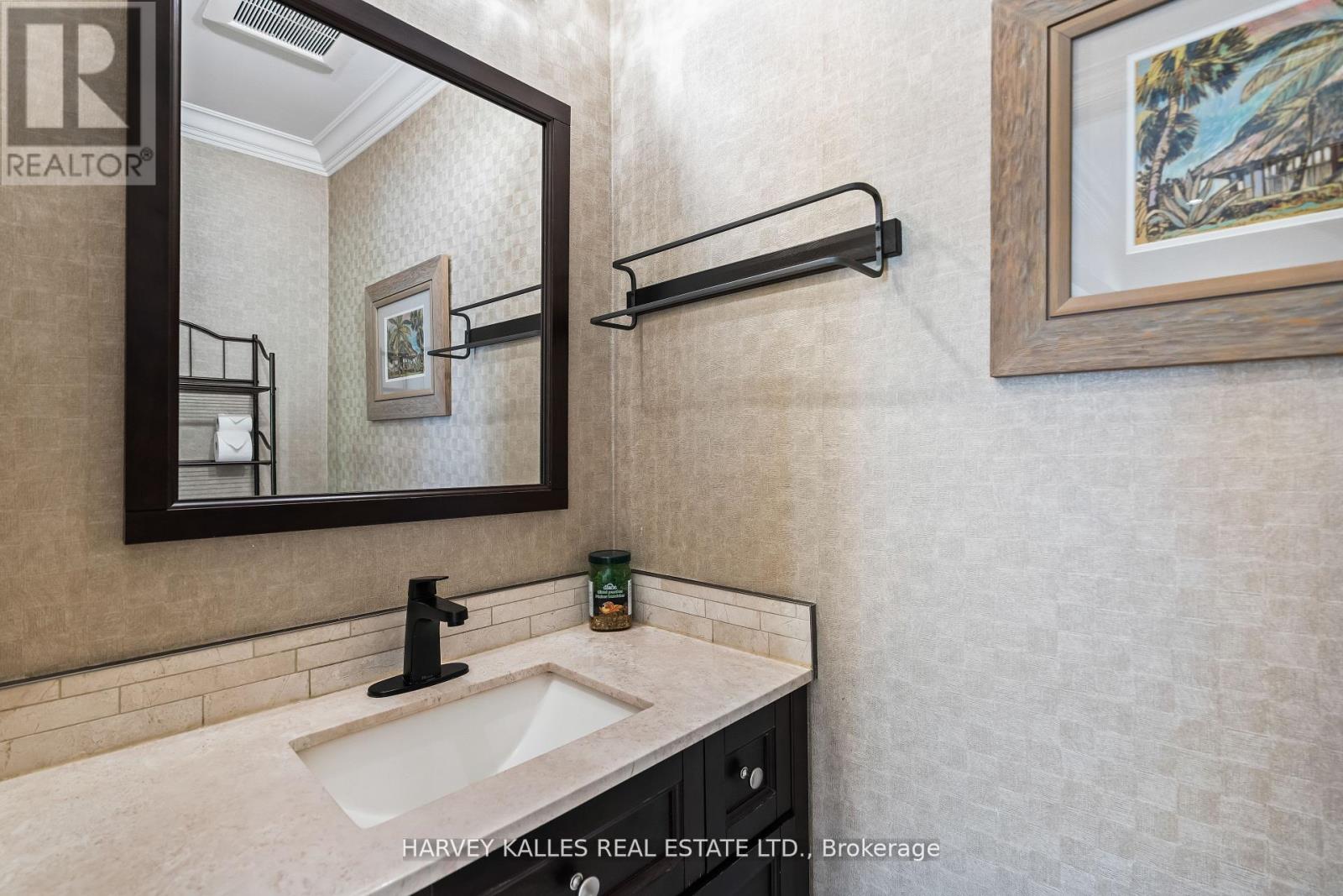 1268 Cermel Drive W, Mississauga, Ontario L5H 3V4 - Photo 15 - W12536360