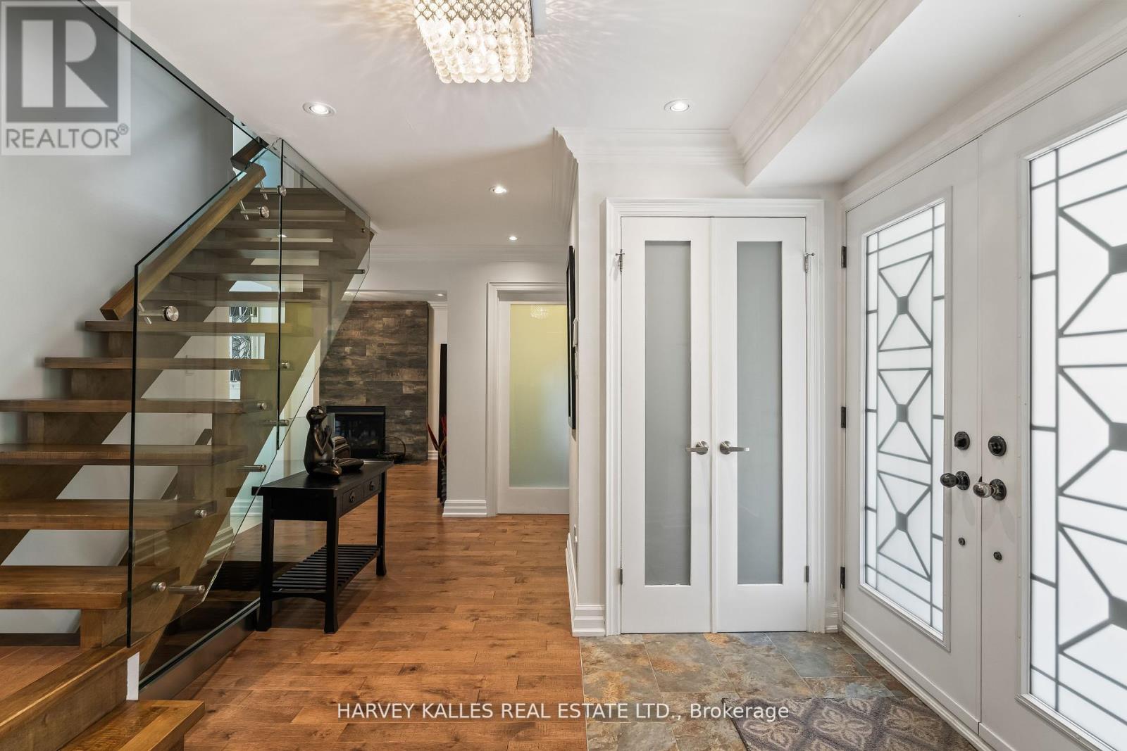 1268 Cermel Drive W, Mississauga, Ontario L5H 3V4 - Photo 4 - W12536360