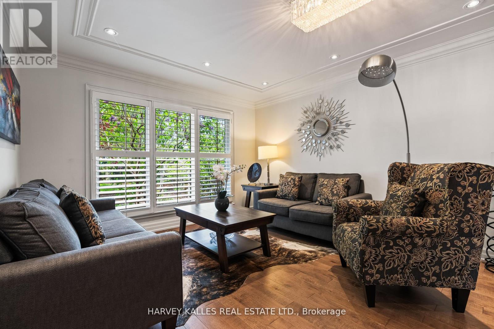 1268 Cermel Drive W, Mississauga, Ontario L5H 3V4 - Photo 5 - W12536360