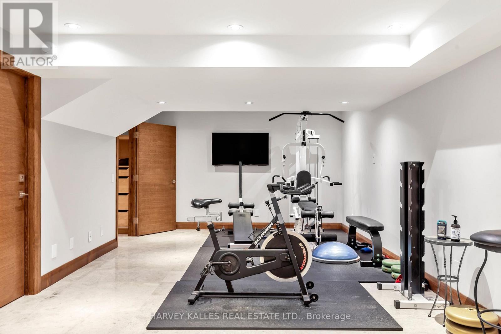 90 Oaklands Park Court, Burlington, Ontario L7T 4G9 - Photo 13 - W12545674