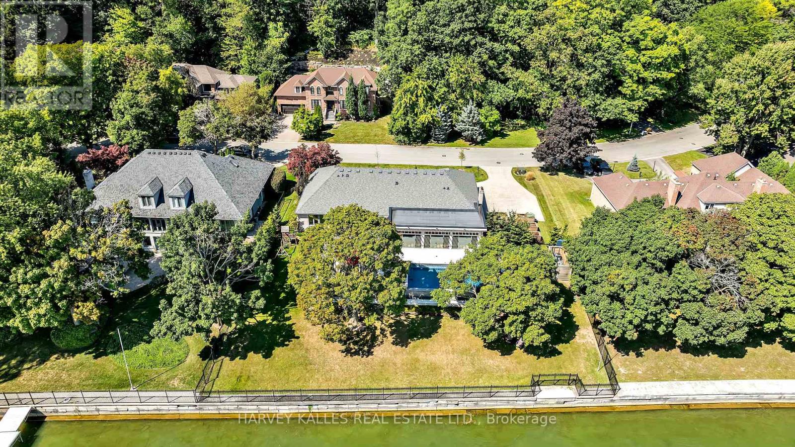 90 Oaklands Park Court, Burlington, Ontario L7T 4G9 - Photo 2 - W12545674