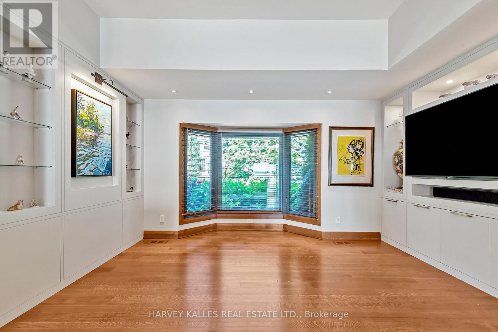 90 Oaklands Park Court, Burlington, Ontario L7T 4G9 - Photo 5 - W12545674