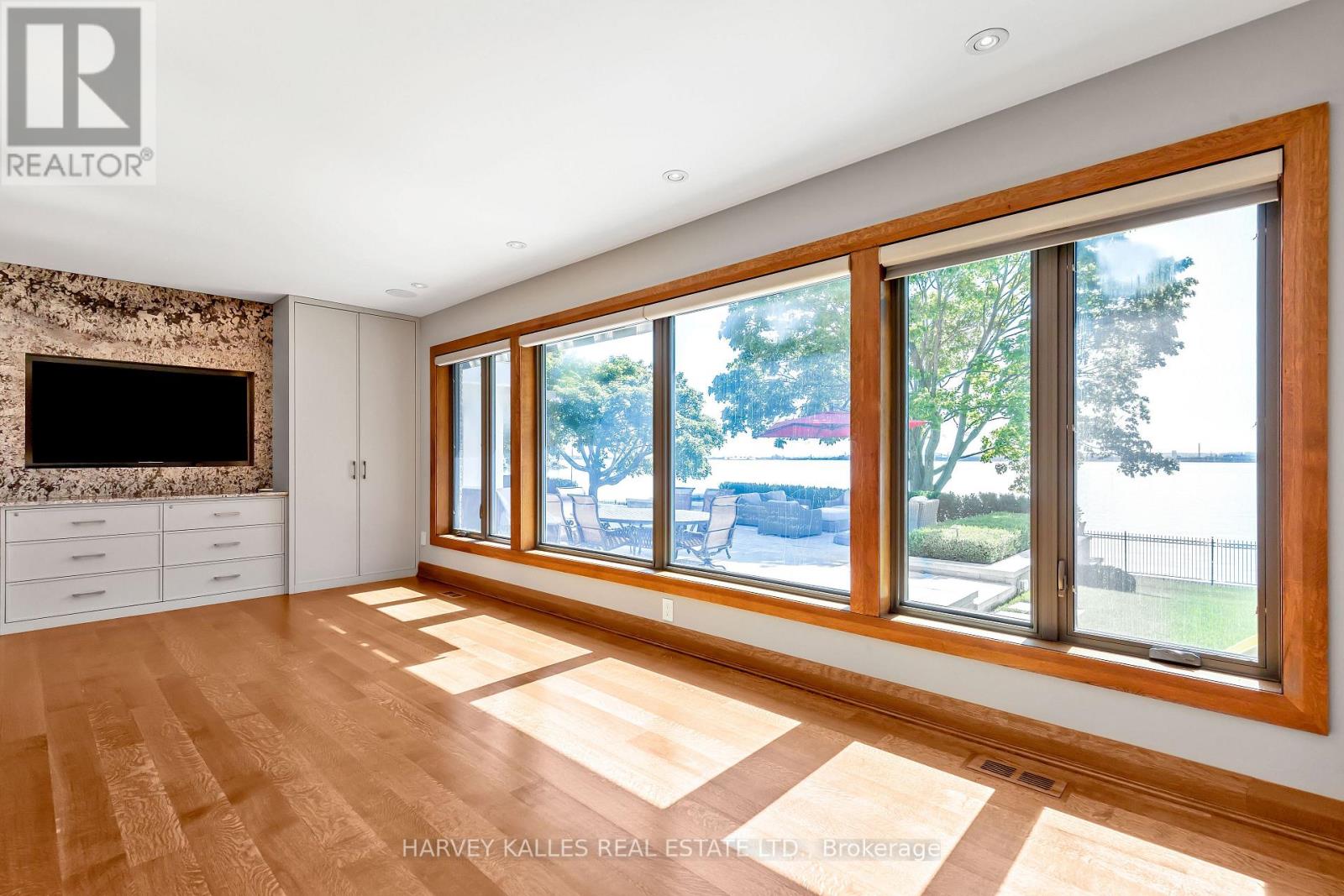 90 Oaklands Park Court, Burlington, Ontario L7T 4G9 - Photo 7 - W12545674