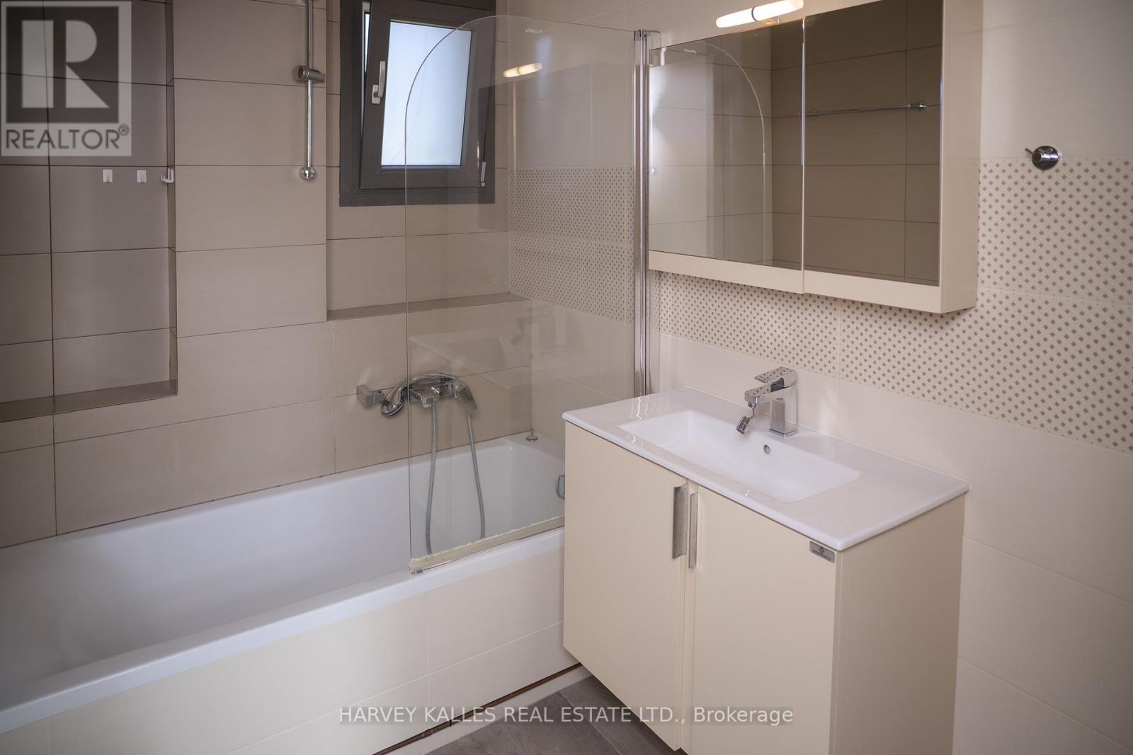 Villa 4 Imion Street, Greece, Ontario   - Photo 26 - X12555024