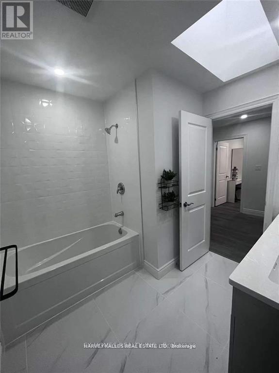 Rear - 59 Hemingway Crescent, Markham, Ontario  L3R 2S4 - Photo 10 - N12611776