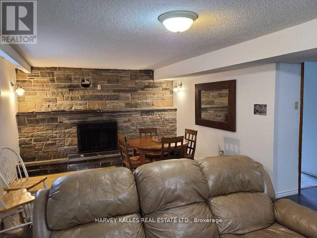 Lower - 2379 Hensall Street, Mississauga, Ontario L5A 2T1 - Photo 3 - W12634570