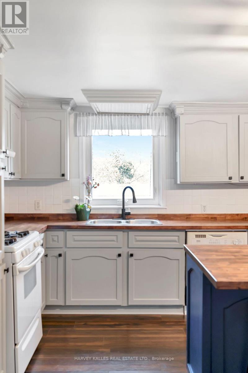 13965 Loyalist Parkway, Prince Edward County, Ontario K0K 2T0 - Photo 9 - X12635328