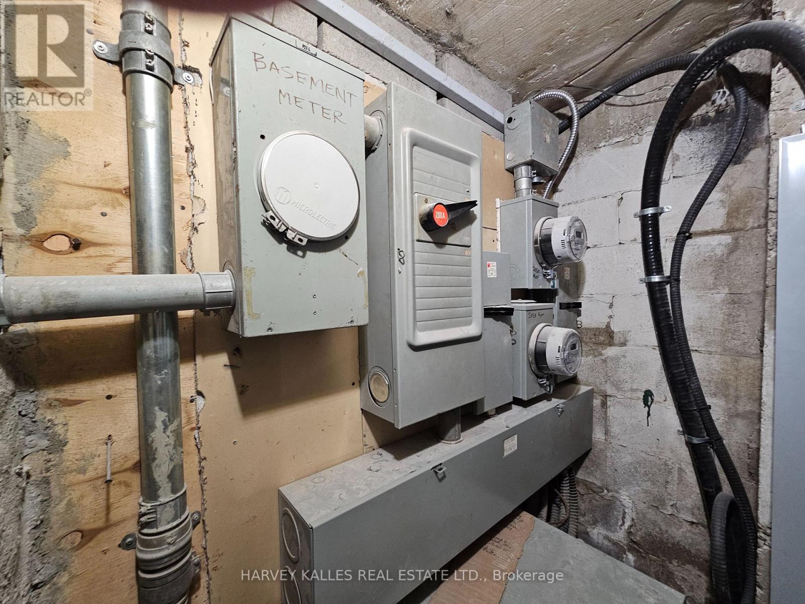 Ground - 2058 Dufferin Street, Toronto, Ontario M6E 3R6 - Photo 5 - W12652832