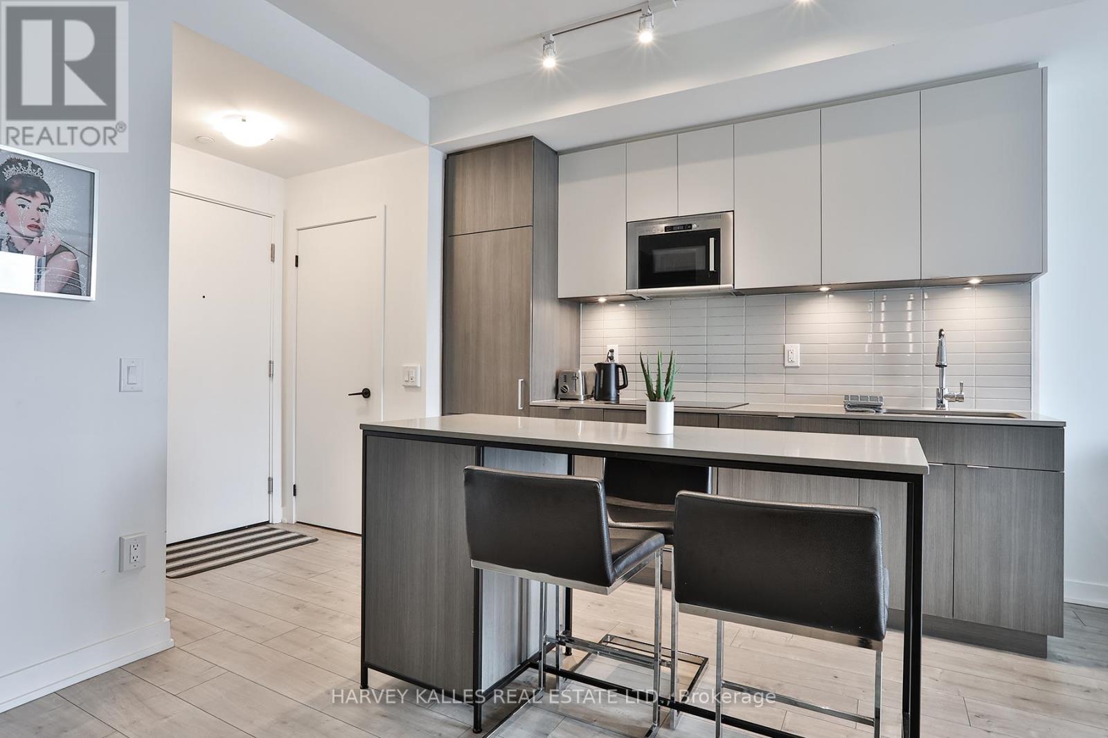 338 - 215 Lakeshore Road W, Mississauga, Ontario  L5H 1G5 - Photo 2 - W12676240