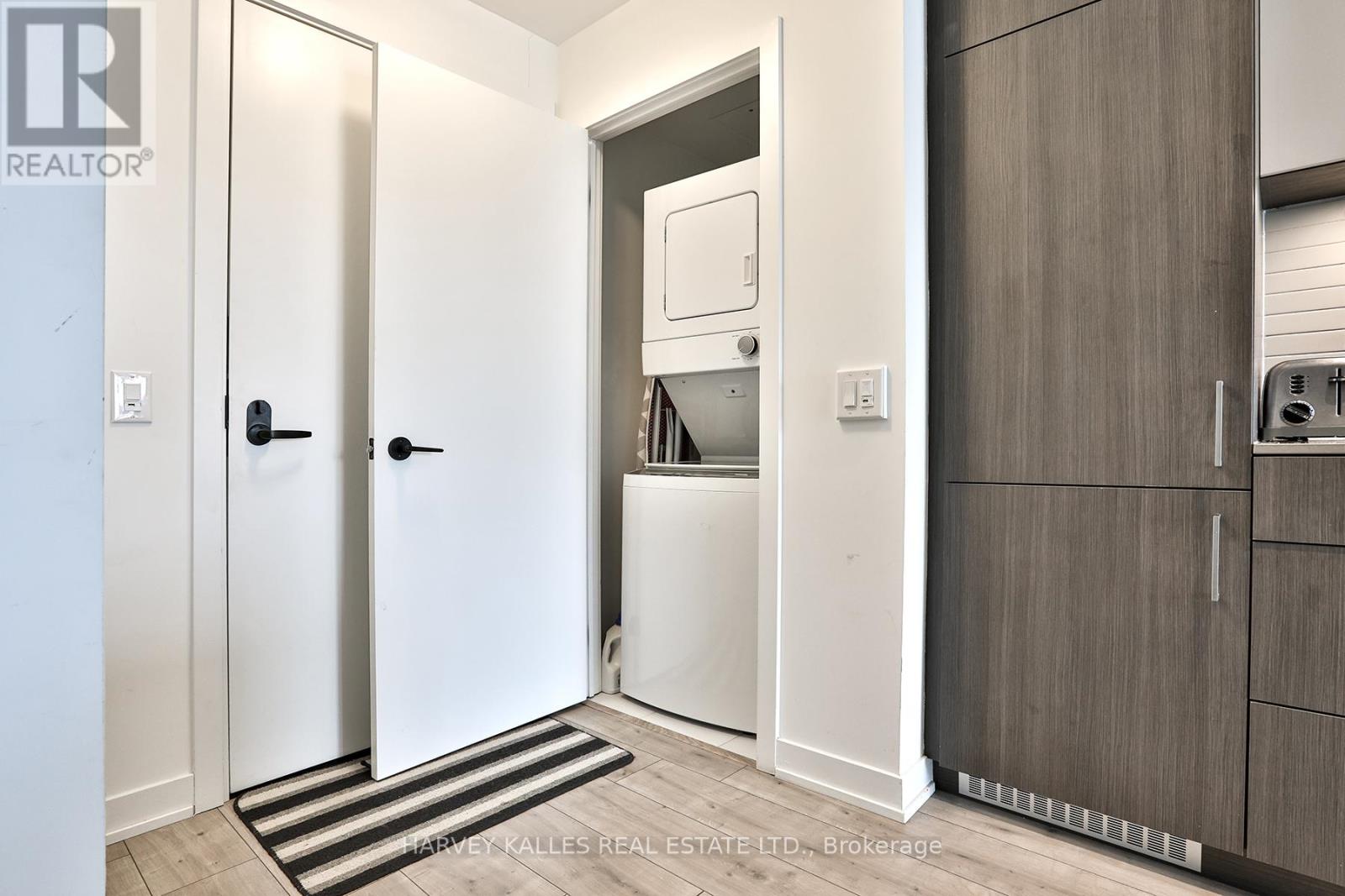 338 - 215 Lakeshore Road W, Mississauga, Ontario  L5H 1G5 - Photo 4 - W12676240