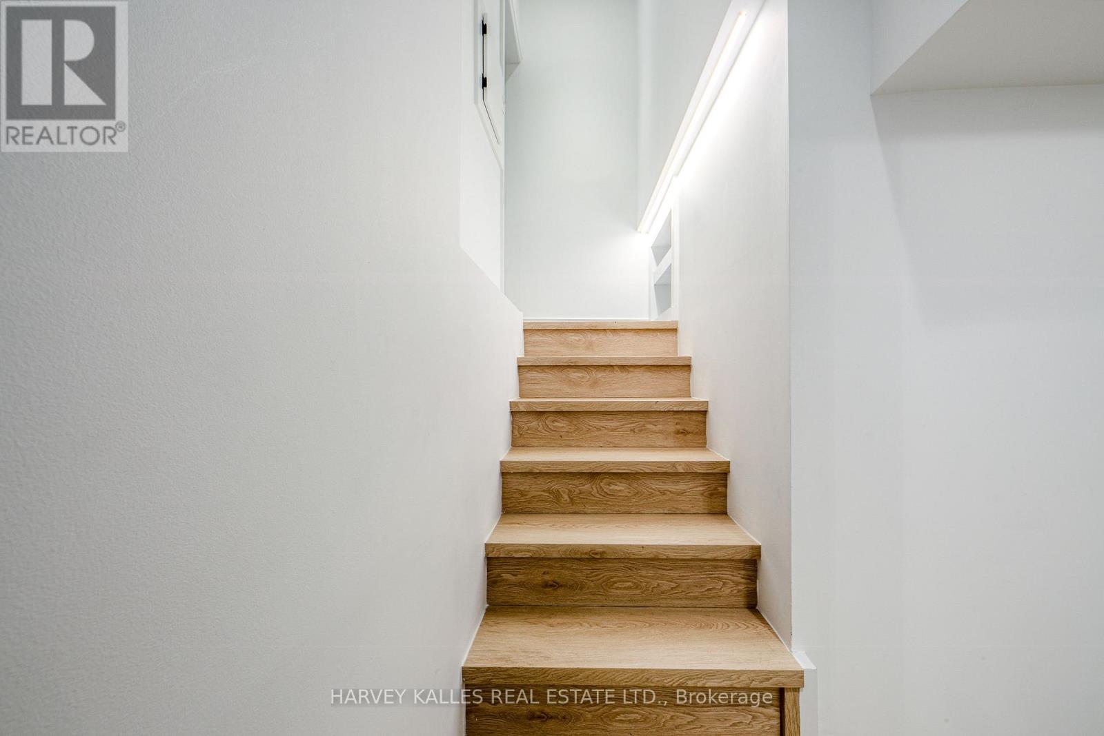 Lower - 33 Parkview Gardens, Toronto, Ontario  M6P 2W1 - Photo 2 - W12681756