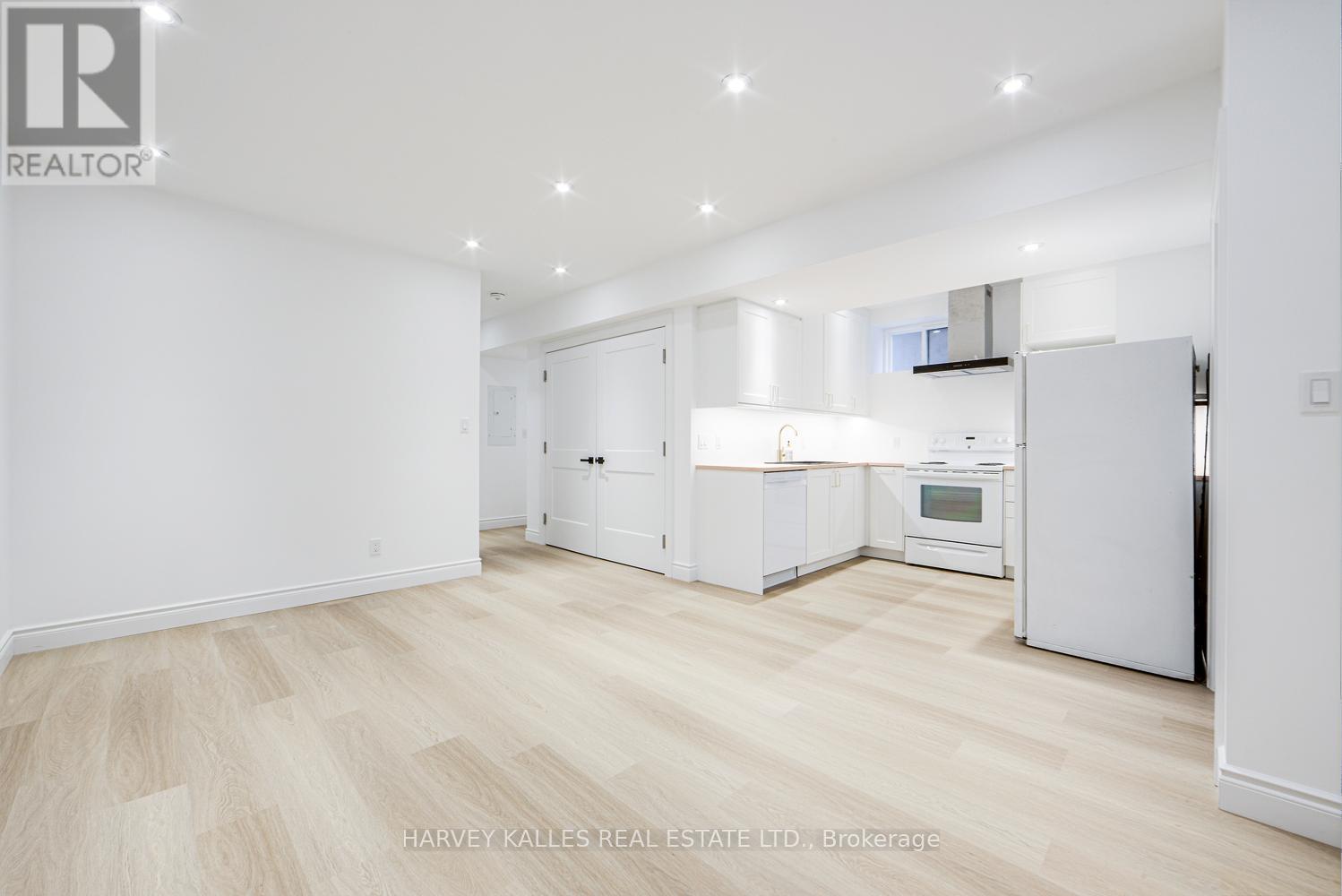 Lower - 33 Parkview Gardens, Toronto, Ontario  M6P 2W1 - Photo 6 - W12681756