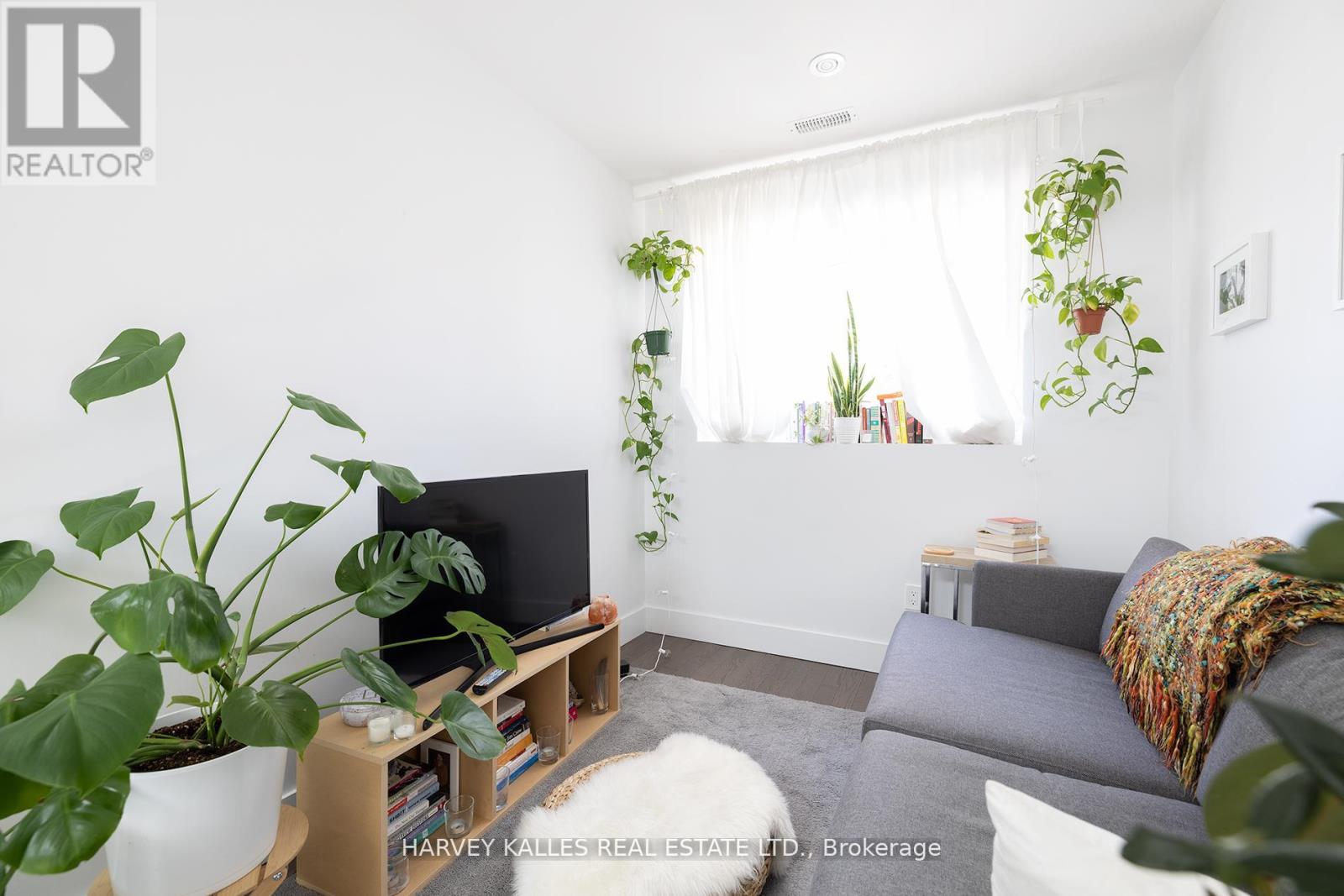 101 - 2076 Dundas Street W, Toronto, Ontario  M6R 1W9 - Photo 5 - W12682210