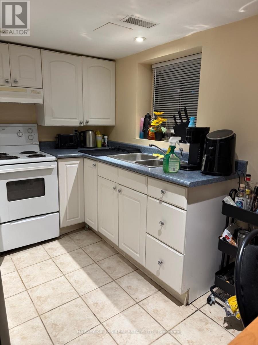 Lower - 32 Fuller Avenue, Toronto, Ontario  M6R 2C3 - Photo 6 - W12711466