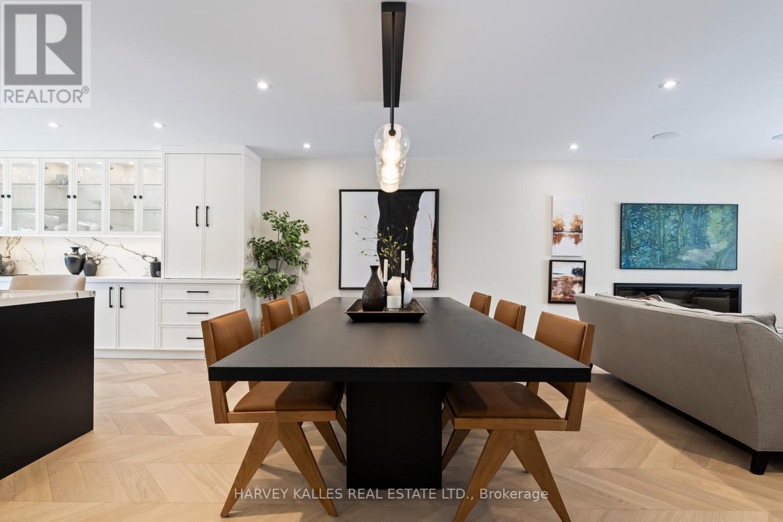 45 Pettit Drive, Toronto, Ontario  M9R 2W6 - Photo 4 - W12725904