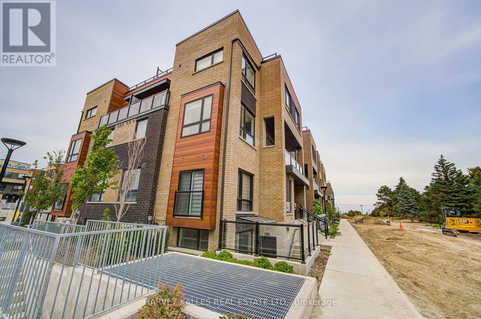 16 - 24 Lytham Green Circle, Newmarket, Ontario L3Y 0H4 - Photo 3 - N12728656